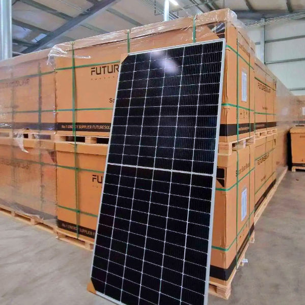 Solarmodule im Warenlager